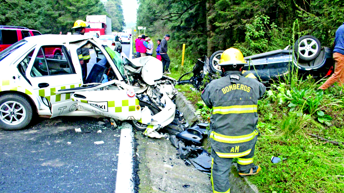 Invade carril y destroza taxi - El Grafico