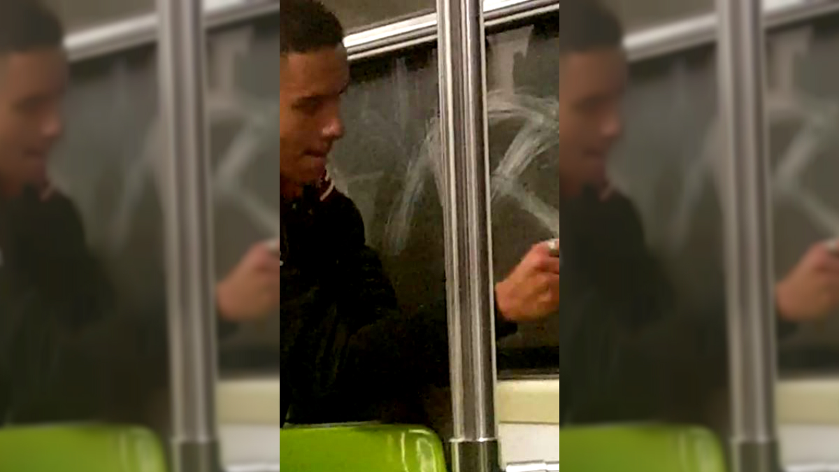 Graban a vándalos rallando ventanas del metro - El Grafico