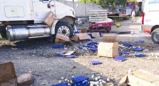 Camioneta que transportaba huevo choca en la carretera libre a Celaya, en Querétaro. Noticias en tiempo real