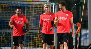 Carlos Salcedo abandona concentración del Eintracht Frankfurt . Noticias en tiempo real
