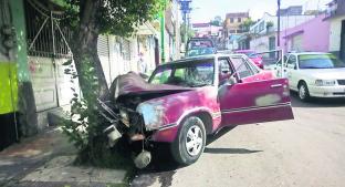 Abuelitos y nieto sufren choque contra un árbol, en Toluca. Noticias en tiempo real