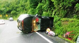 Conductor pierde el control de su camioneta y vuelca en la carretera Cuautla - Cuernavaca. Noticias en tiempo real