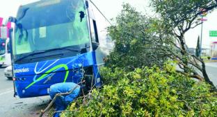 Autobús es embestido por tráiler y pasajeros sufren crisis nerviosa, en Toluca. Noticias en tiempo real