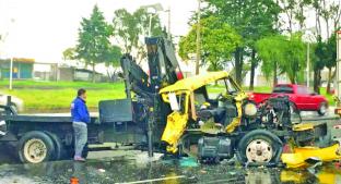 Chofer de grúa estrella unidad contra un tráiler, en la carretera Toluca - Palmillas. Noticias en tiempo real