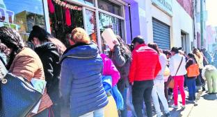 Largas filas para realizar trámites escolares en Toluca. Noticias en tiempo real