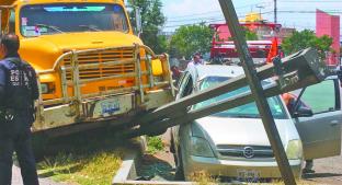 Camión sin frenos impacta contra dos automóviles, en San Juan del Río . Noticias en tiempo real