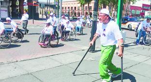 Arman rodada en muletas y silla de ruedas para crear conciencia, en Toluca . Noticias en tiempo real