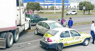 Tráiler desenfrenado ocasiona carambola y crisis nerviosa, en Toluca. Noticias en tiempo real