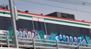 Grafitean obras de Tren Interurbano, en Toluca. Noticias en tiempo real