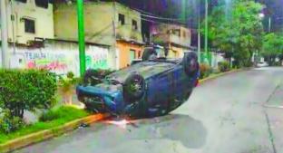 Borracho vuelca su vehículo y escapa, en Cuernavaca. Noticias en tiempo real