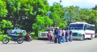 Camión saca volando a mujer de su moto, en la México-Cuernavaca. Noticias en tiempo real