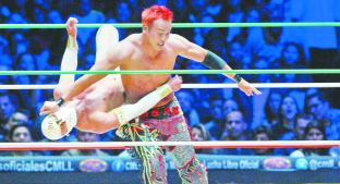 El luchador japonés Okada compartió esquina con viejos conocidos y lució en la México. Noticias en tiempo real