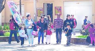 Policías vigilan escuelas por el inicio del ciclo escolar, en Toluca. Noticias en tiempo real