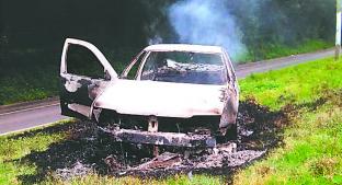 Hallan restos humanos incinerados dentro de automóvil calcinado, en Valle de Bravo . Noticias en tiempo real