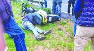 Aparatoso accidente en la Toluca-Naucalpan deja motociclista herido. Noticias en tiempo real