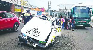 Taxi conducido a exceso de velocidad se impacta con autobús, en Toluca. Noticias en tiempo real