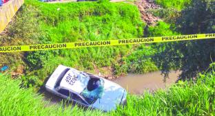 Taxista muere y pasajero la libra al caer desde un puente al Río Mayorazgo, en Xonacatlán. Noticias en tiempo real