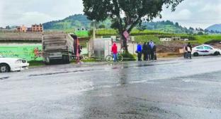 Tráiler mata a dos y se estrella contra escuela en Tianguistenco. Noticias en tiempo real