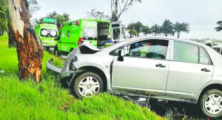 Conductora estrella su automóvil contra árbol, en carretera Toluca - Palmillas. Noticias en tiempo real