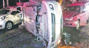 Conductor sufre volcadura tras chocar con automóviles, en Cuernavaca. Noticias en tiempo real