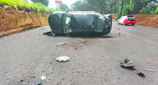 Vuelca pareja en su automóvil en la autopista cuando salían de Tepoztlán. Noticias en tiempo real