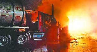 Choque de pipas provoca incendio en autopista Querétaro Salamanca. Noticias en tiempo real