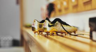 Futbolista inglés lucirá increíbles botines dorados. Noticias en tiempo real