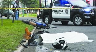 Estudiante motociclista muere arrollado por camión de pasajeros, en Toluca. Noticias en tiempo real