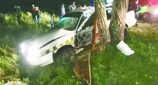 Taxista fallece al chocar contra árbol, en Villa Victoria. Noticias en tiempo real