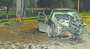 Muere mujer al estampar su automóvil contra árbol, en San Mateo Atenco. Noticias en tiempo real