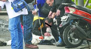 Padre abraza a su hijo muerto tras ser arrollado al caer de motocicleta, en Periférico Sur. Noticias en tiempo real