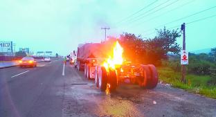 Tráiler quema llantas en autopista de Temixco. Noticias en tiempo real
