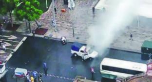 Encapuchados truenan cohetón y queman patrulla en calles del Centro de la CDMX. Noticias en tiempo real