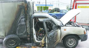 Camioneta se incendia por falla mecánica, en Querétaro. Noticias en tiempo real