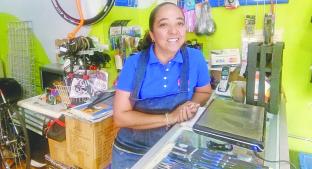 Betty apoyó con su taller de bicicletas a los rescatistas en el sismo de 2017. Noticias en tiempo real