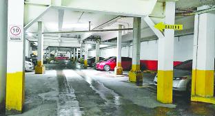 Usuarios de Plaza González Arratia denuncian olor a miados en estacionamiento. Noticias en tiempo real