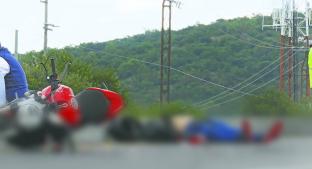 Motociclista se impacta contra auto en carretera y murió en Libramiento Surponiente. Noticias en tiempo real