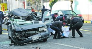 Conductor sufre choque contra camión y fallece, en Toluca. Noticias en tiempo real