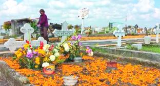Vecinos de San Andrés Cuexcontitlán limpian y adornan las tumbas de sus seres queridos. Noticias en tiempo real