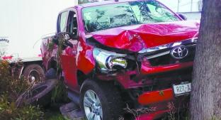 Choca contra camioneta antes de estrellarse con árbol, en la Toluca-Palmillas. Noticias en tiempo real