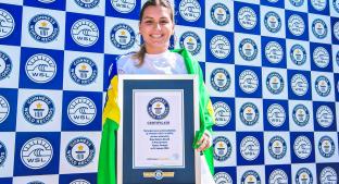 Surfista brasileña rompe récord Guinness al surfear la ola más grande, en Portugal. Noticias en tiempo real
