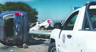 Dos camionetas impactan de frente y vuelcan, en Fray Junípero Serra. Noticias en tiempo real