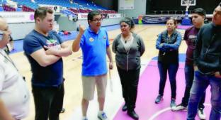 Lucio Salazar compartió su conocimiento con los silbantes de basquetbol, en Querétaro. Noticias en tiempo real
