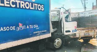 Chofer de camión repartidor ocasiona carambola por ir chateando, en Querétaro. Noticias en tiempo real