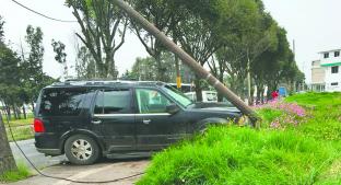 Conductor provoca choque al salir de carretera, en Toluca. Noticias en tiempo real