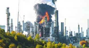 Explota y arde refinería de petróleo más grande de Canadá. Noticias en tiempo real