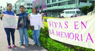 Familias de víctimas de feminicidio hacen terapia bordando pañuelos, en Edomex. Noticias en tiempo real