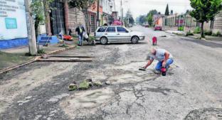 Vecinos de San Juan Buenavista se ponen a parchar las calles, en Toluca. Noticias en tiempo real