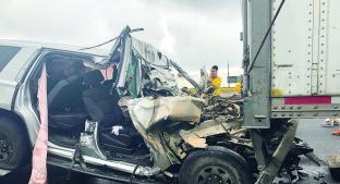 Escoltas chocan camioneta contra un tráiler, en Huitzilac. Noticias en tiempo real