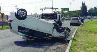 Vuelca camioneta en curva y tripulantes salen ilesos, en la México-Querétaro . Noticias en tiempo real